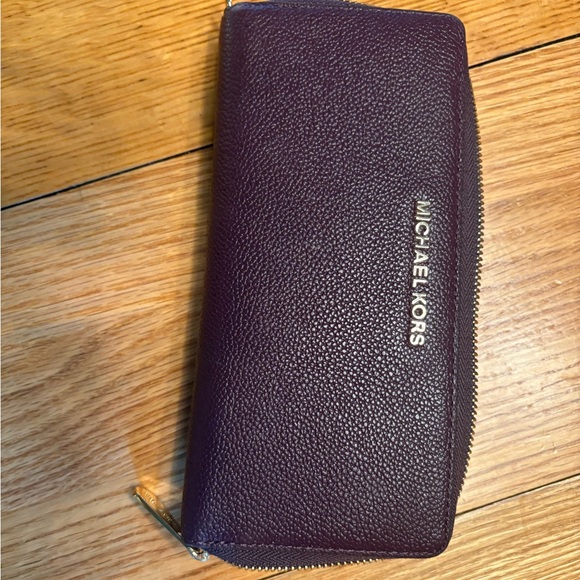 Michael Kors plum/ Purple Wallet jet set continental traveler wallet - Picture 1 of 2